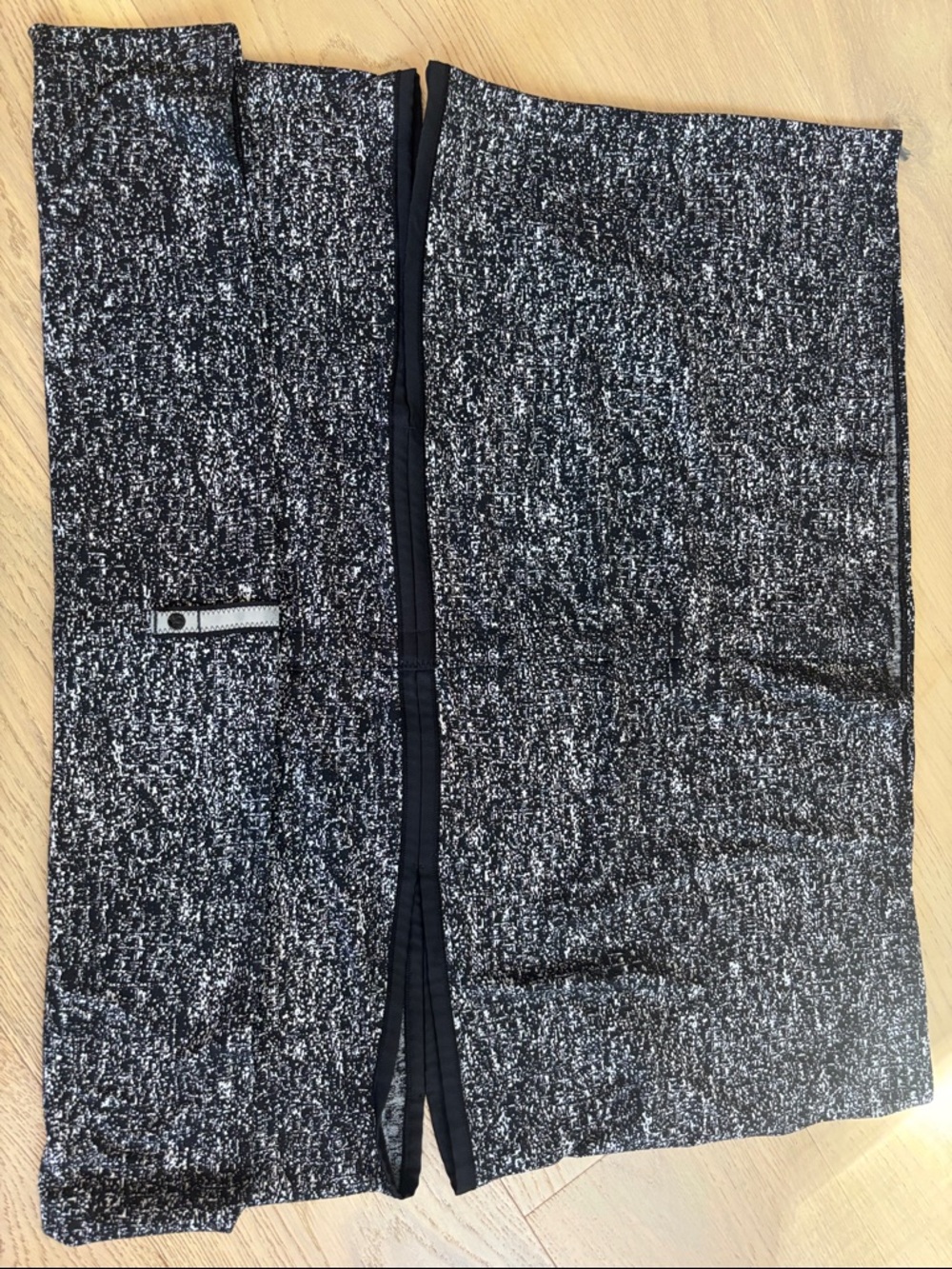 Lululemon Black & White tube scarf, snap closure. Gently used.